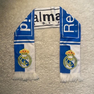 Real Madrid halsduk - Säljer en helt ny real Madrid halsduk 🧣, perfekt till vintern, samlare eller till fans. Kontakta gärna om du har frågor 