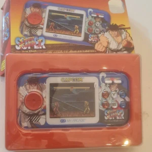 Mini Arcade game - Använd några gånger. Funkar som den ska. Nypris är 600-800kr