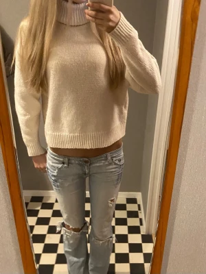 Stickad polotröja  - Säljer denna stickade polotröjan från MNG i storlek S