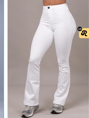 Vita bootcut jeans FitJeans - Säljer ett par vita bootcut jeans från FitJeans i storlek XS. De har klassisk femficksdesign, dragkedja och bälteshällor. Snyggt utsvängda ben och stilren look, perfekta för dig som vill sticka ut lite extra. ALDRIG ANVÄNDA, BARA TESTADE