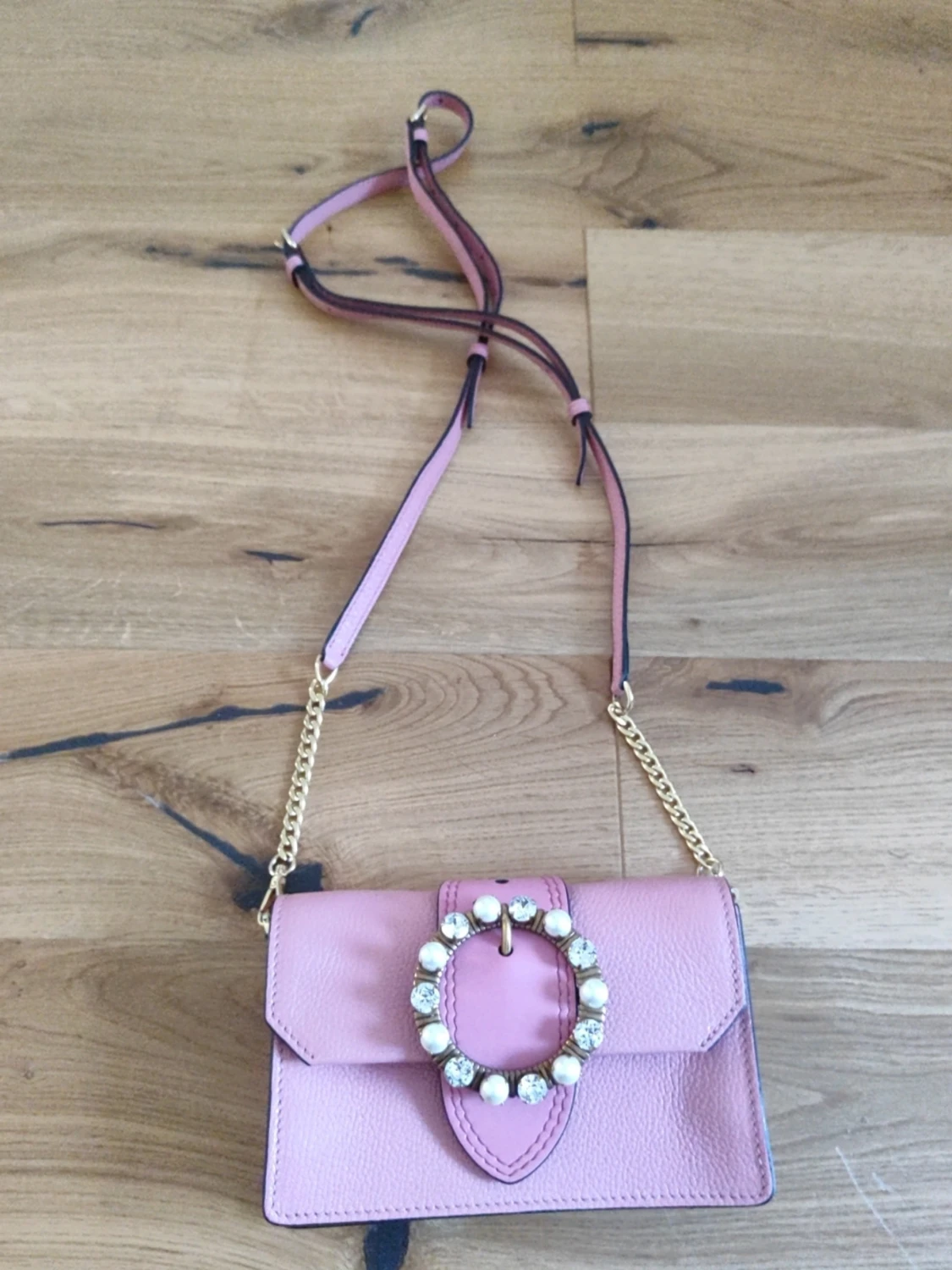 Rosa axelväska från Miu Miu med pärldetalj