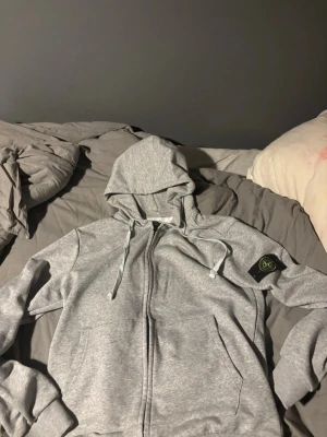 Zip hoodie från stone Island  - Helt ny säljer på grund av att den är för liten själv klart äkta kvitto finns 