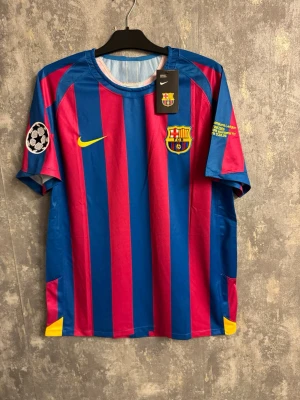 FC Barcelona Ronaldinho tröja XL/2XL - Helt ny storlek 2XL, liten i storlek så skulle säga att det mer passar som en XL