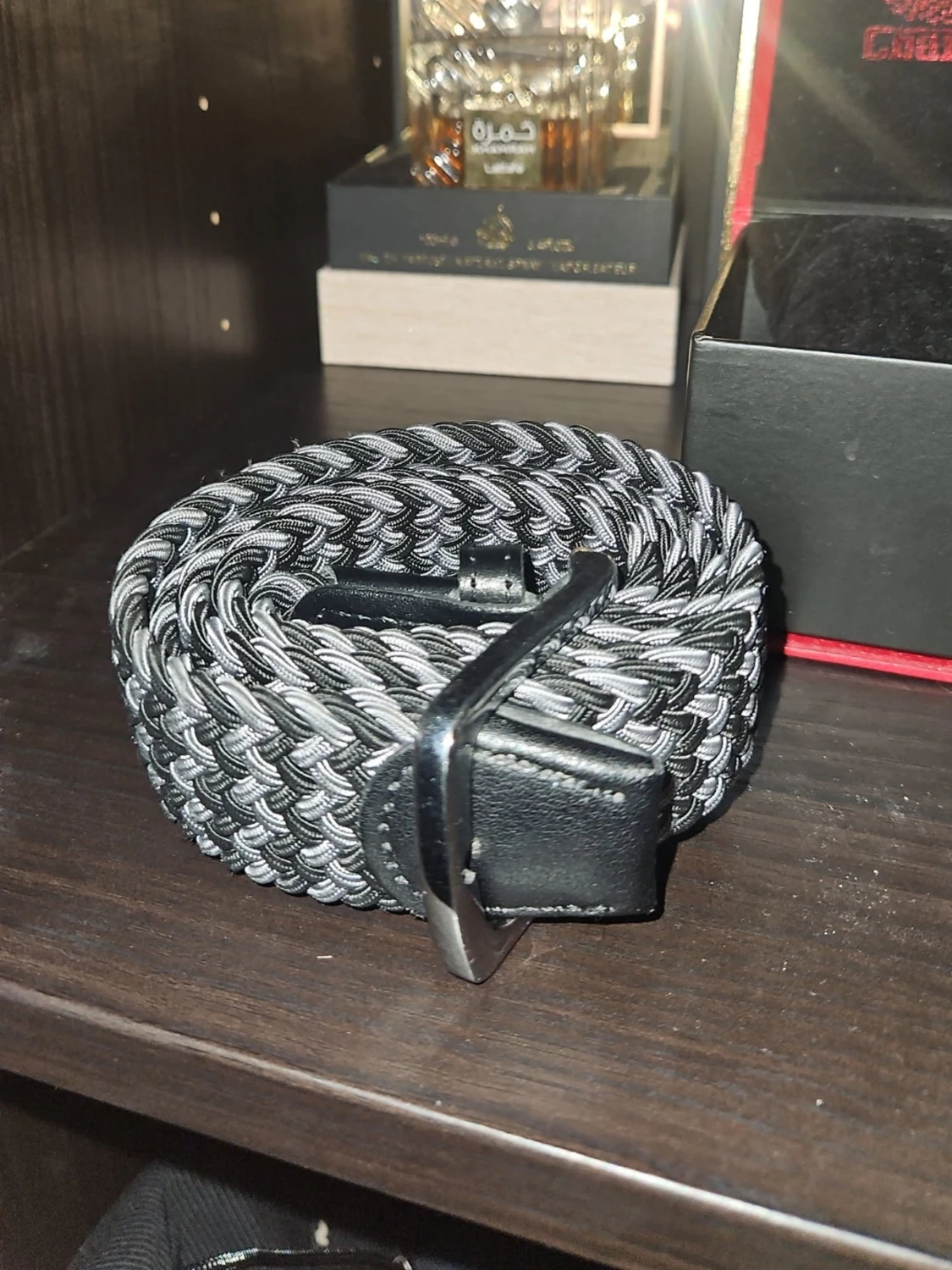 Gråsvart flätad bälte