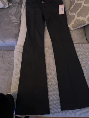 Svarta bootcut stitch  byxor från Nelly - Nya snygga jeans från Nelly i storlek 34 själv råkade jag ta fel storlek men längden färgen allt är bara perfekt💞 Dom skickas omedelbart med prislapp på 