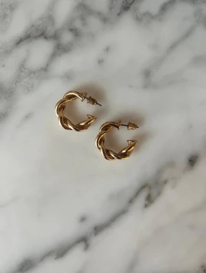 Örhängen från H&M - Guldiga hoops från H&M  🤍 Aldrig använda 🤍 fint skick