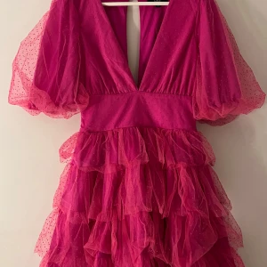 Festklänning - Helt ny och superfin rosa festklänning i XS med prislappen kvar 🩷🩷 Aldrig använd, då den tyvärr inte passar mig, bara provad en gång. Nypris 900kr men säljer för 500kr.