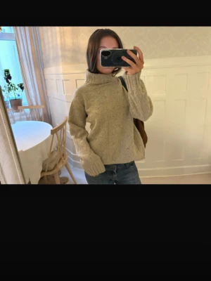 Beige stickad polotröja - Mysig beige stickad polotröja med grov struktur och lång ärm. Lånade bilder från förra säljaren!