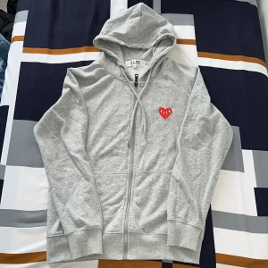 Gra hoodie Comme desGarçons Play - Grå CDG comme des garçons play zip hoodie // Storlek S i Mycket bra skick, tveka inte vid frågor eller funderingar!! 💛💛💯🤝