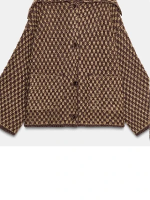cardigan jacka Zara - Säljer en brun och beige cardigan jacka med rutigt mönster och stora knappar framtill. Jackan har en boxig passform och är tillverkad i ett mjukt, stickat material som känns både retro och cozy. Använder några gånger därav lite nopprig 