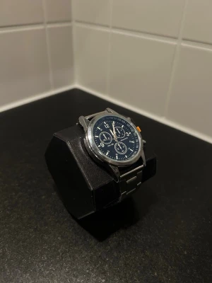 Silverfärgad klocka  - Helt ny  Justerbar armband  Mindre instruktionsbok igår   MER MÄRKESKLÄDER I PROFILEN