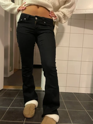 Low waist jeans från Gina Tricot - Säljer ett par svarta bootcut jeans från Gina Tricot i storlek 36. Dem är low waist och har knäppbara fickor i bak. Inte alls mycket använda då jag köpte fel storlek. Original längd och midja, skriv gärna om du har nått prisförslag går med på nästan allt vill bara göra plats i garderobern❤️