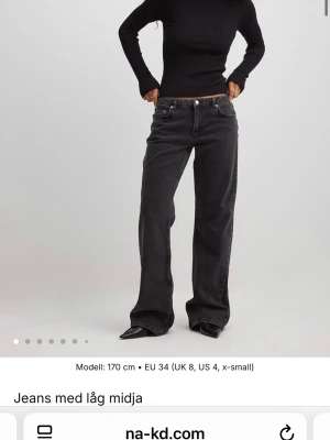 Svarta low waist wide jeans - Säljer ett par svarta jeans med låg midja och breda ben. Jeansen har klassisk femficksdesign, knappgylf och är tillverkade i ett robust denimtyg. Perfekta för en avslappnad och trendig look. Det finns slitningar längst ner, kan skicka bild☺️