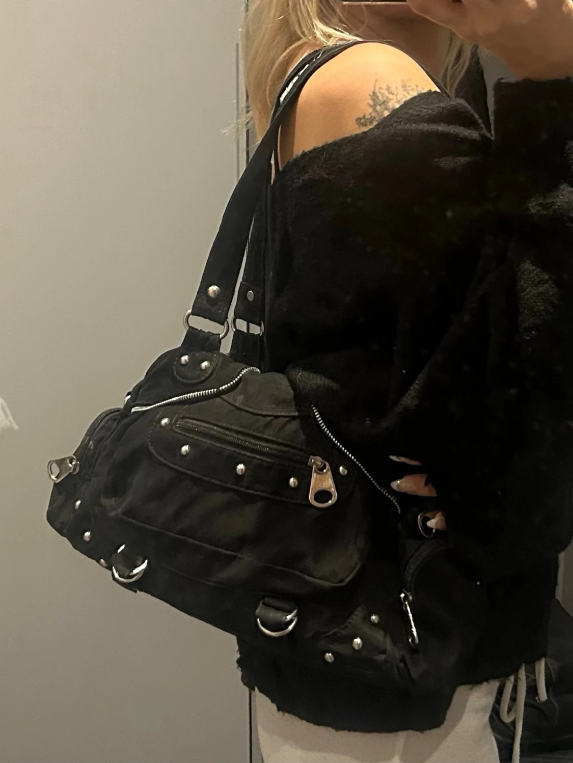 Svart axelväska med nitar och dragkedjor