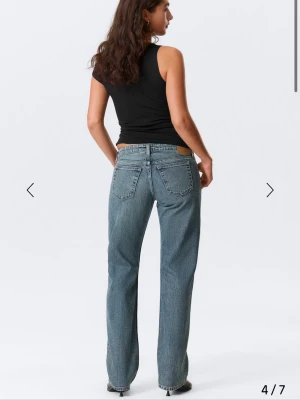 Weekday arrow jeans - Ett par weekday arrow jeans som är använda max 2 gånger i storlek 25/30. Så super fina byxor med låg midja till dunder pris 🤩. ”Original pris 500”