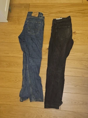 Två par raka jeans i blått och svart - Säljer två par jack and jones jeans i svart och jenas blått. Mer frågan om ett av paren eller båda så skriver gärna, pris diskuteras i pm båda är 31/32