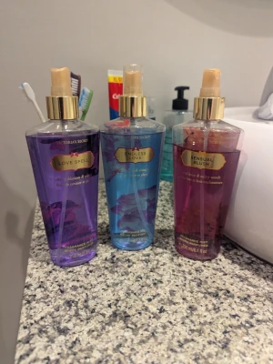 Victoria's Secret Fragrance Mist Trio - Säljer tre populära Victoria's Secret body mists: Love Spell (cherry blossom & peach), Endless Love (apple blossom & ylang ylang) och Sensual Blush (pink lotus & sultry woods). Varje flaska innehåller 250 ml.  Bilden visar mängden av de som är använt. Så mycke parfym kvar !