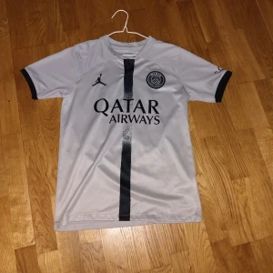 Grå PSG tröja med Messi på ryggen. - Bra skick inget större slitage, den är storlek S och av märket jordan. Tveka inte att höra av dig om du har frågor.