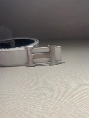 Bälte med H-spänne - Säljer ett bälte med ett H-spänne på skicka gärna prisförslag.