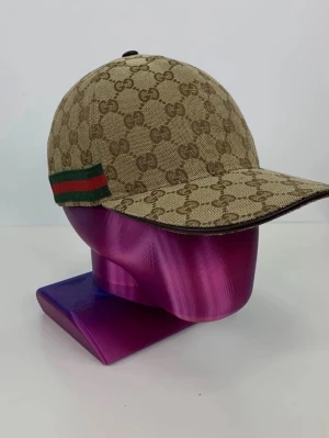 Beige Gucci keps - Den är helt ny Gucci keps med alla äkta tags och äkta serie nummer äkta påse 