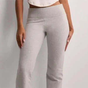 Ljusgrå mjukisbyxor med bootcut - Supersköna ljusgrå mjukisbyxor med bootcut och hög midja. Tillverkade i mjukt bomullsmaterial som sitter bekvämt och följer kroppen. Perfekta för chill dagar eller när du vill ha en avslappnad look.
