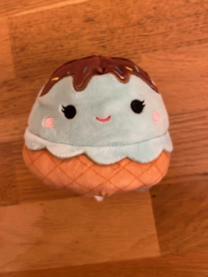 Flip Squishmallow - En squishmallow i både glass form och kanelbulle form. Den går att vika ut och in med olika designer. Kan sänka priset.