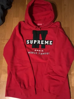Supreme NY world famous - Den är i väldigt bra skick och har inga ytliga skador. Tvättad Max 3-4 gånger få färgen är intakt.