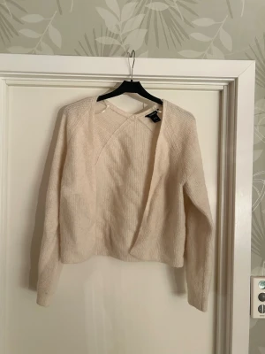 Kofta Lindex  - Säljer en krämvit kofta som tyvärr är för liten för mig. Den är ljusare i verkligheten. Skriv för frågor ellet fler bilder💕