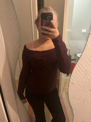 Vinröd offshoulder topp - Säljer en vinröd offshoulder topp med långa ärmar. Använd 1 gång❤️från Gina