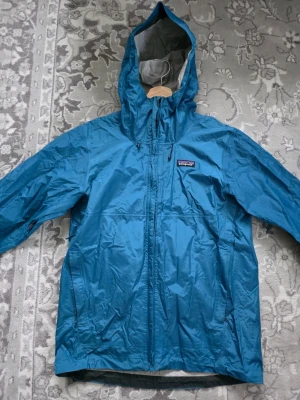 Patagonia skaljacka - En snygg blå Patagonia skaljacka I storlek S. Den är I mycket bra skick, måtten finns i bilderna. Hör av dig vid funderingar😊