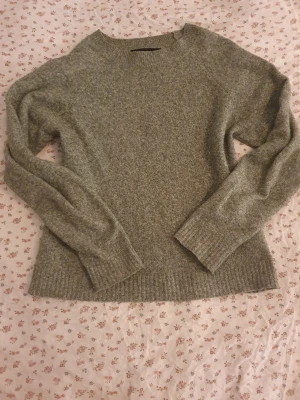 Grönmelerad stickad tröja - Mysig grömmelerad stickad tröja från Vero Moda i storlek XS. Perfekt till nästan allt❣️