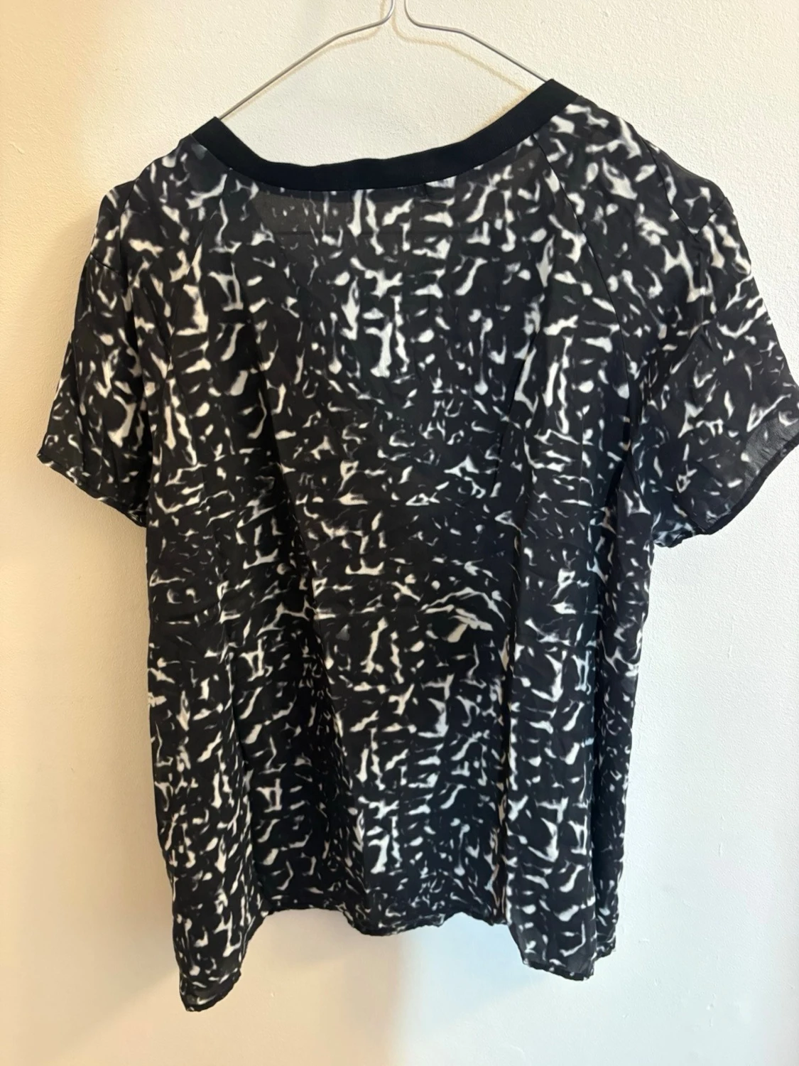 Svartvit mönstrad blus Wera - 1