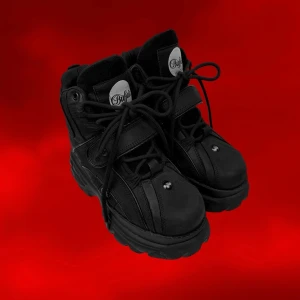 Buffalo Skor 🖤 - Coola svarta platåskor från Buffalo i äkta läder! ⛓️😌Storlek 37 (innermått 23cm, platåhöjd 5cm klackhöjd 6,5cm) 📏I bra begagnat skick med mindre ytliga tecken på användning ✨Nypris 3045kr, säljer för 1200kr ✉️