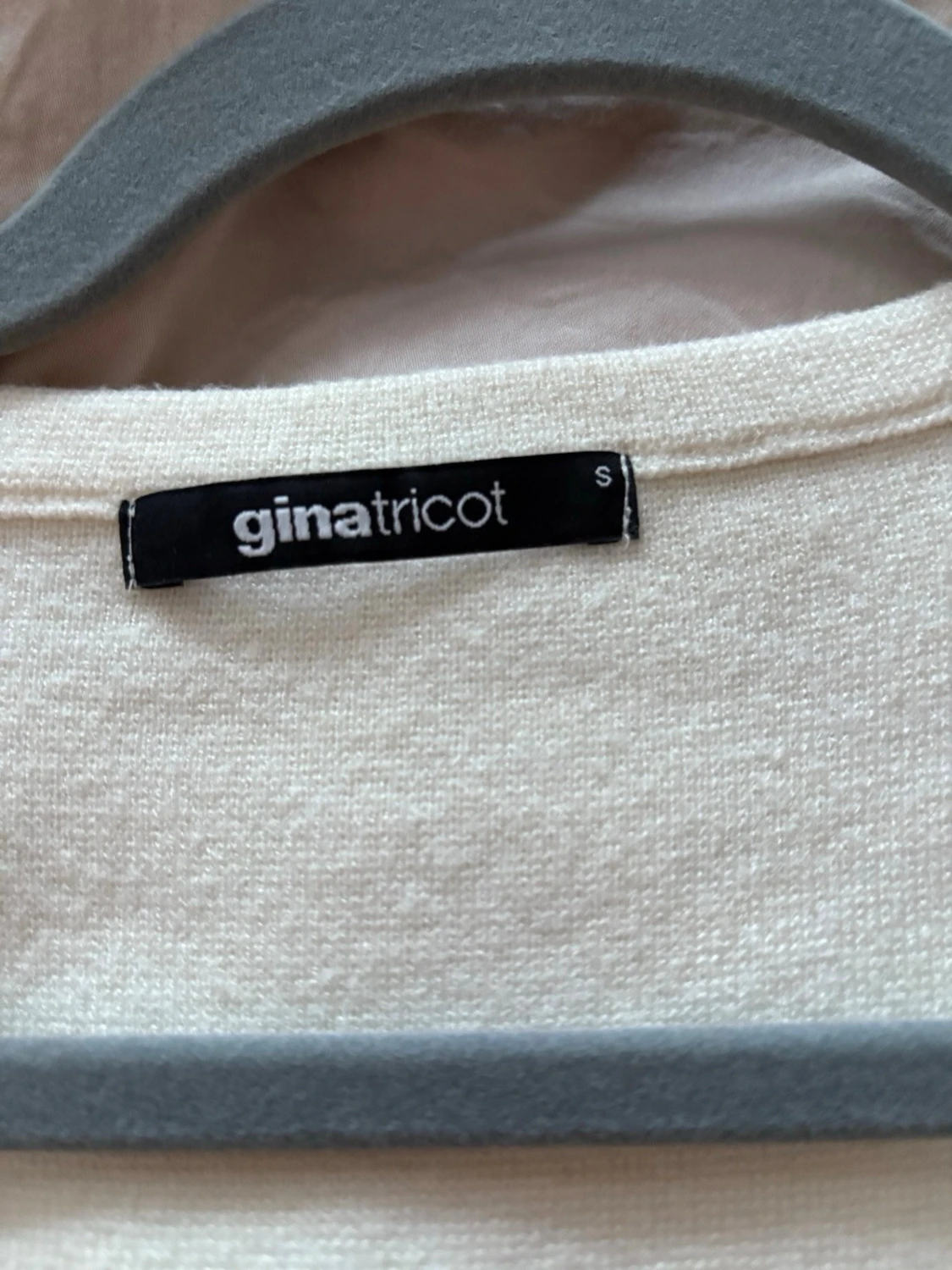 Beige kofta med knappar från Gina Tricot - 2