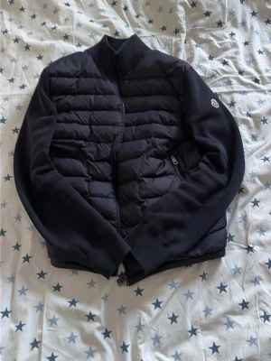 Moncler cardigan - Äkta Moncler cardigan 9/10 skick, inga tecken på användning, storlek är xl men den sitter som en medium eller large, nypris cirka 11000, hör av dig vid frågor, alla scans funkar såklart 