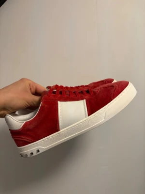 Valentino flycrews röda - Snygga Valentino flygcrews i en härlig röd färg! 🎨 Skorna är i toppskick! ✅