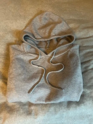 Grå merinoull hoodie - Säljer en grå hoodie i mjuk och värmande merinoull, storlek XS. Materialet är av hög kvalitet, andas bra och känns skönt mot huden. Hoodien har en tidlös och stilren design som passar lika bra till vardags som till avslappnade aktiviteter. I fint skick och väl omhändertagen. Skicka till mig vid minsta fundering, priset är inge hugget i sten!!
