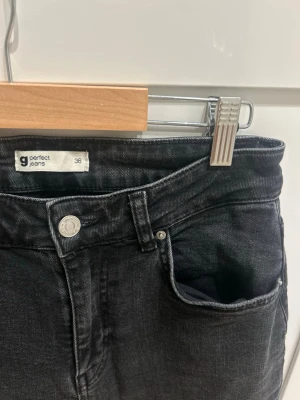Bootcut Jeans - Svarta bootcut jeans ifrån GinaTricot. Använda men i fint skick👌🏾 Köptes för 500 & säljer för 90kr🙌🏾 Storlek 36. Köp via plick, snabb leverans 📦 