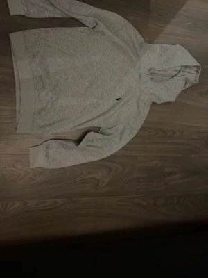 Raffe hoodie - Säljer helt ny raffe hoodie de är en S men är mer som en xs xxs köpte 3 stycken men alla var små i storleken 