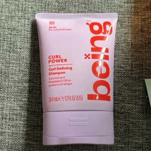 Being Curl Power Curl Defining Shampoo -  354 ml. Curl Power Curl Defining Shampoo från Being, innehåller kokos- och druvkärneolja som hjälper till att skydda och forma lockar. Fri från sulfater, silikoner och färgämnen. Dermatologiskt testad och pH-balanserad.Helt ny