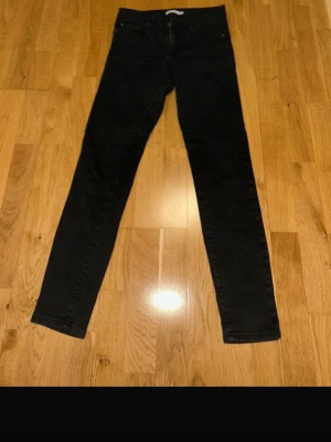 Svarta skinny jeans från Wera, stl 36 - Säljer ett par svarta skinny jeans från Wera i storlek 36. Jeansen har klassisk femficksdesign, dragkedja och knapp framtill. Materialet är stretchigt och bekvämt, perfekt för dig som gillar en tight passform. Snygga till sneakers eller boots.