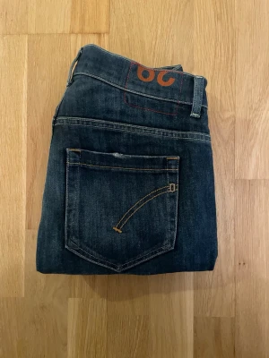 Dondup George skinny jeans blå - Jättesnygga jeans från Dondup i George skinny fit. Jeansen är i jättebra skick och har inga skador. Nypris ca 2600 kr mitt pris endast 899 kr. Fraktar inom 1 dag, om du har någon fundering så är det bara att höra av sig😊