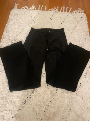 Svarta mjukisbyxor från Gina Tricot XS - Svarta mjukisbyxor från Gina Tricot i storlek XS. Använda ett få tal gånger och är i ett bra skick!