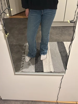Blå jeans från Gina Tricot, storlek 152 - Säljer ett par klassiska blå jeans från Gina Tricot i storlek 152. Bootcut jeans, normal passform och snygga fickdetaljer bak. Tillverkade i slitstarkt denim med knapp- och dragkedjestängning. 