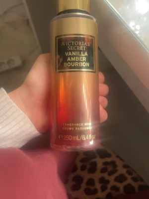 Vanilla Amber Bourbon Mist 250ml - Body mist från Victoria's Secret i doften Vanilla Amber Bourbon. Flaskan innehåller 250ml 🤍 använts ett fåtal gånger 