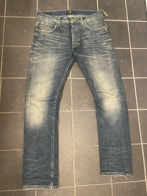 Lee 101 Rider Selvedge Jeans W31 L32 - Säljer ett par riktigt snygga Lee 101 Rider i storlek 31x32. Jeansen har rak passform, fem fickor och snygga detaljer som selvedge-kant och Lee-lapp bak. Tillverkade i 12 oz japansk selvedge med grönt id. Tyvärr är en av beltloopsen sönder därav priset, går att laga såklart! 🌟