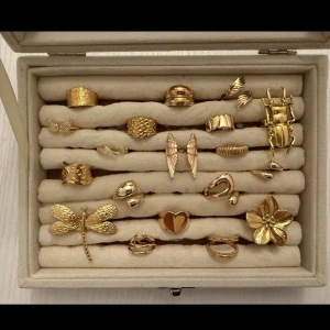 Rostfritt stål ringar (styck pris) - Ringarna är guld pläterade och är justerbara vilket innebär att de passar alla! Skötselråd och putsduk medföljer! Skriv för specifika bilder och pris då vissa är billigare än andra! Priserna mellan 89kr|139kr.Hör av vid intresse! 💓 