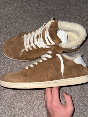 1 månads nya ”THE GALLERIST”vinter skor  - Säljer ett par nästan nya skor. Det finns ett litet hål som enkelt kan sys ihop eller fixas hos skomakare. Även om man lämnar in dem tjänar man på köpet. Nypris 2700 kr, säljes för 1500 kr. Kartong medföljer, samt informationsblad om skorna, skopåse och original skoinläggspapper. Vid snabb affär kan pris diskuteras