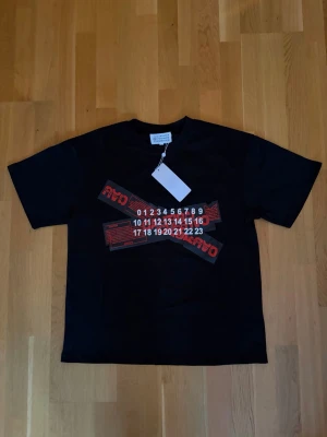 Maison Margiela T-shirt - Tvärfet Margiela T-shirt med ”caution tape” tryck på bröstet. Väldigt skönt tjockt material. Storlek M. Pris är diskuterbart vid snabb affär. Hör av er vid frågor🙌😁