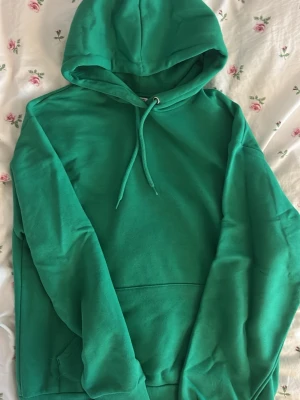 Grön hoodie från Mango - Säljer en grön hoodie med ficka. Mycket bra skick, knappt använd💚